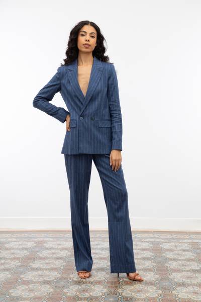 Costume féminin élégant pour le printemps/été 2025, de couleur bleue