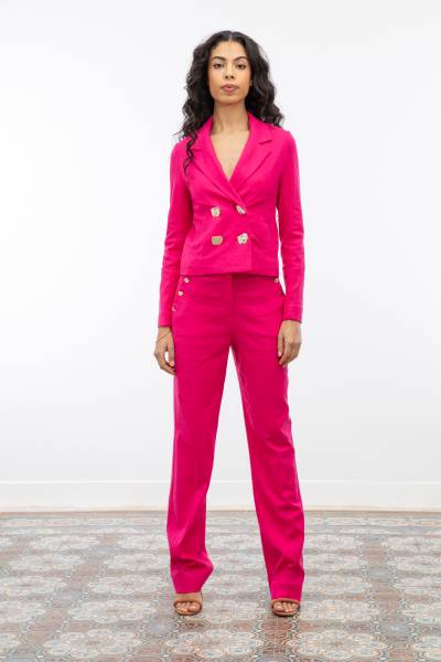 Tailleur femme rose vif avec boutons dorés – une tenue élégante pour les réunions d'affaires et les occasions spéciales