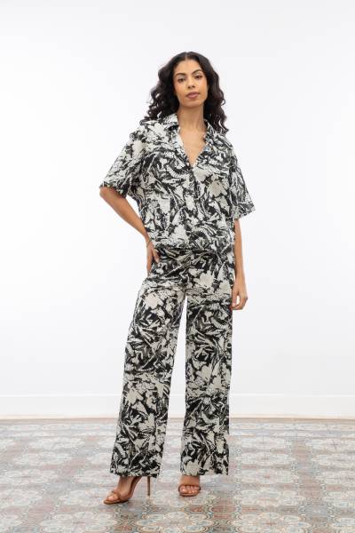 Ensemble chemise oversize boutonnée à manches courtes et pantalon avec imprimé graphique tropical abstrait noir, beige et kaki printemps été 2025